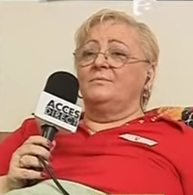 Mama Danielei Gyorfi st&acirc;nd pe canapea, &icirc;mbrăcată &icirc;ntr-o bluză roșie, vorbind &icirc;n emisiunea Acces Direct la microfonul care avea pe el sigla emisiunii