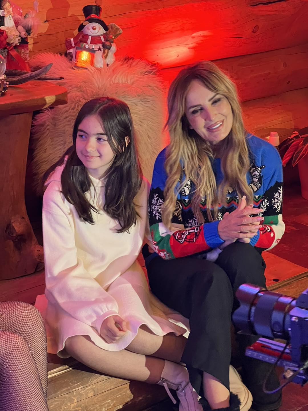 Daniela Gyorfi și fiica ei, Maria, &icirc;n timpul filmării unui videoclip, &icirc;ntr-un cadru festiv de sărbătoare, &icirc;n timp ce am&acirc;ndouă erau &icirc;mbrăcate &icirc;n haine de iarnă