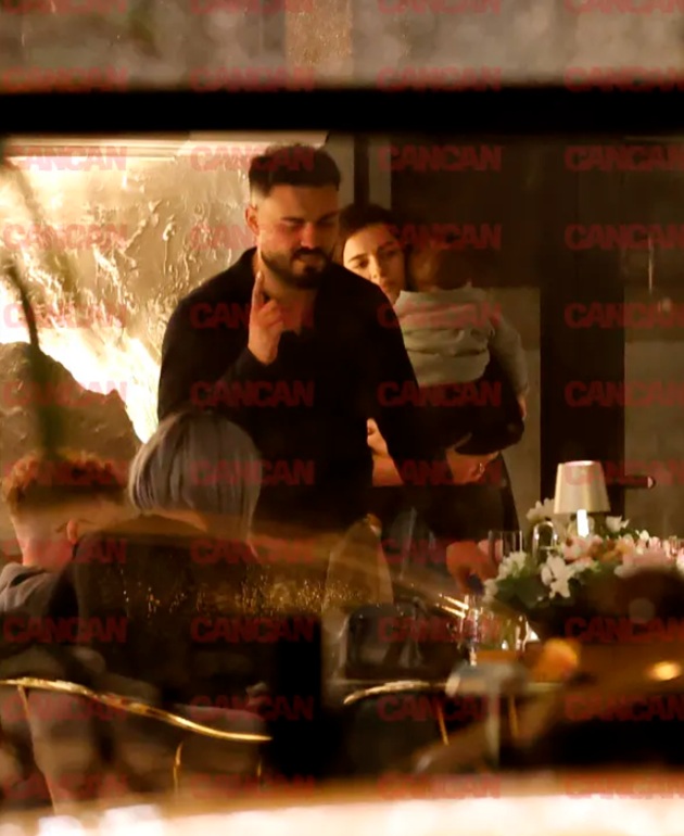 Jador și Oana alături de fiul lor &icirc;ntr-un restaurant, surprinși &icirc;mpreună de paparazii