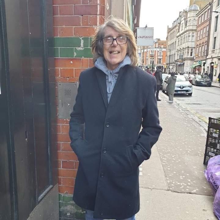 Tony&nbsp;Rivers, pe stradă, cu m&acirc;inile &icirc;n buzunarul paltonului său &icirc;nchis la culoare, &icirc;n timpul unei plimbări