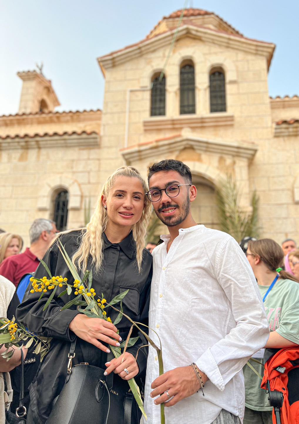 Armin Nicoară și soția lui, Claudia Puican, &icirc;mbrăcați &icirc;n cămăși, el albă și ea neagră, la morm&acirc;ntul sf&acirc;nt din Ierusalim