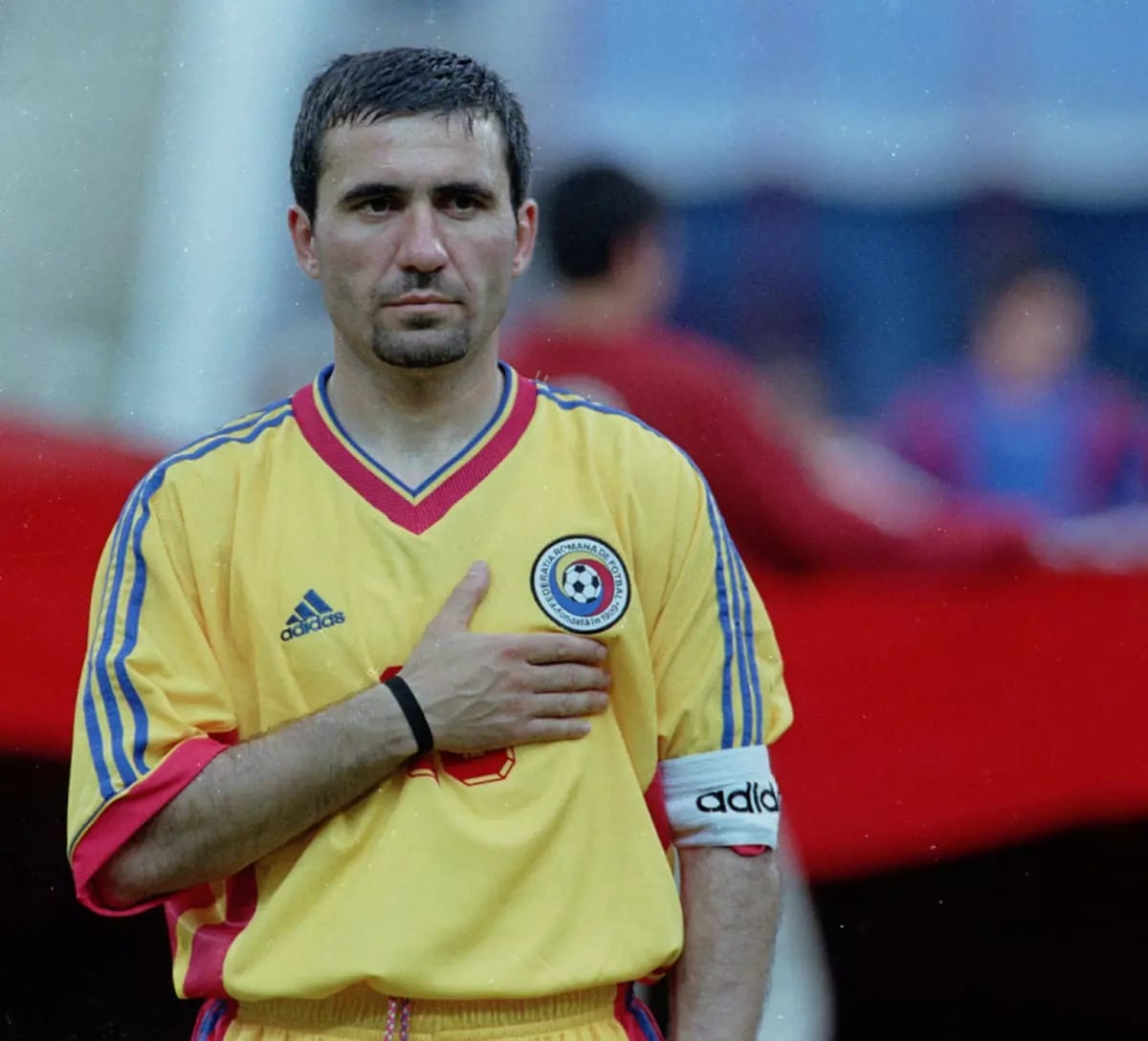 Gheorghe Hagi purt&acirc;nd echipamentul naționalei