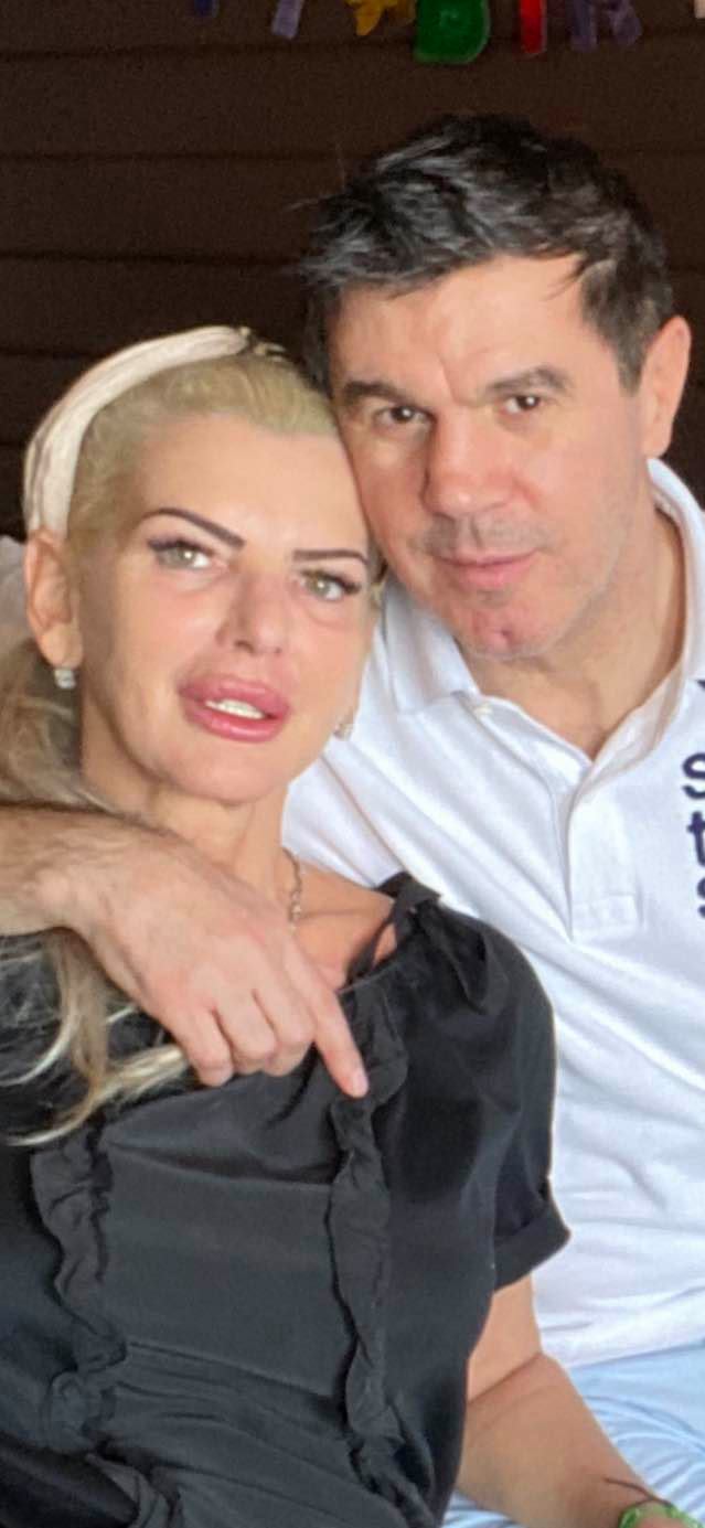 Mihai Leu țin&acirc;nd-o str&acirc;ns de g&acirc;t pe soția sa, Anna Leu, &icirc;n timp ce erau &icirc;mbrăcați &icirc;n alb și negru