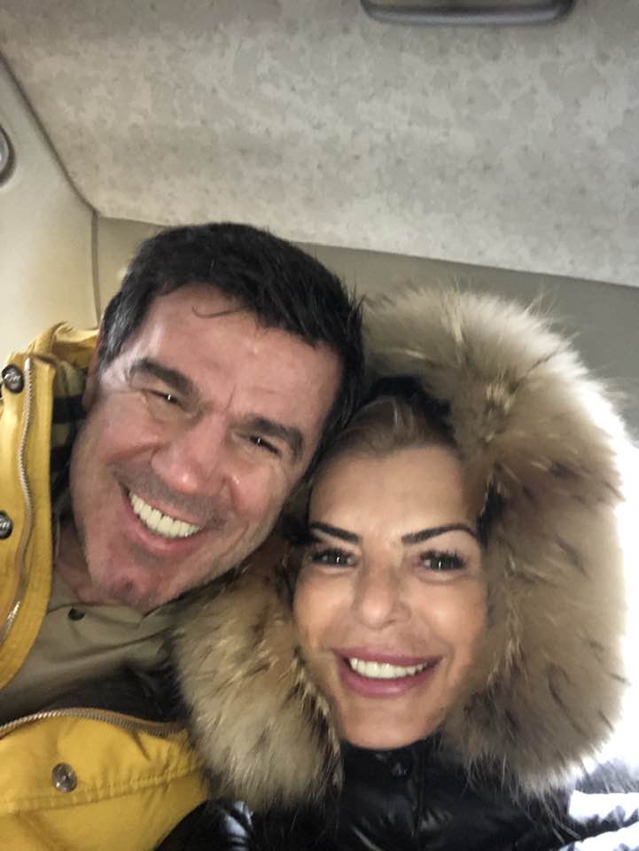 Mihai Leu și soția sa, Anna Leu, z&acirc;mbitori, făc&acirc;ndu-și un selfie &icirc;mpreună, &icirc;mbrăcați am&acirc;ndoi &icirc;n geci de iarnă, &icirc;n timp ce ea &icirc;și ținea gluga cu blană pe cap