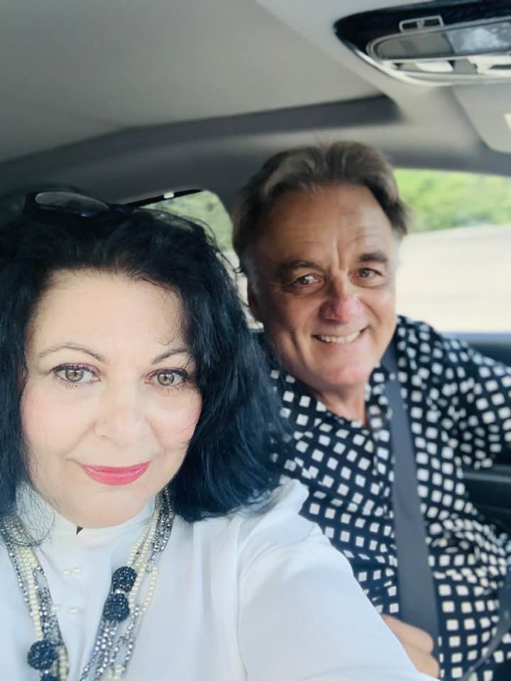 Elena C&acirc;rstea și soțul ei&nbsp;Glenn&nbsp;Muttart, z&acirc;mbitori, făc&acirc;ndu-și un selfie &icirc;n mașină, &icirc;n timp ce ea era &icirc;mbrăcată &icirc;ntr-o bluză albă, iar el &icirc;ntr-o cămașă neagră cu buline albe.