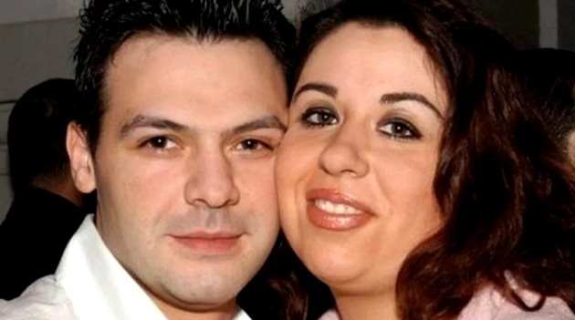 Oana Roman și Cornel Păsat &icirc;n tinerețe, pe vremea c&acirc;nd formau un cuplu, st&acirc;nd &icirc;mbrățișați la un eveniment, țin&acirc;ndu-și fețele lipite pentru fotografie