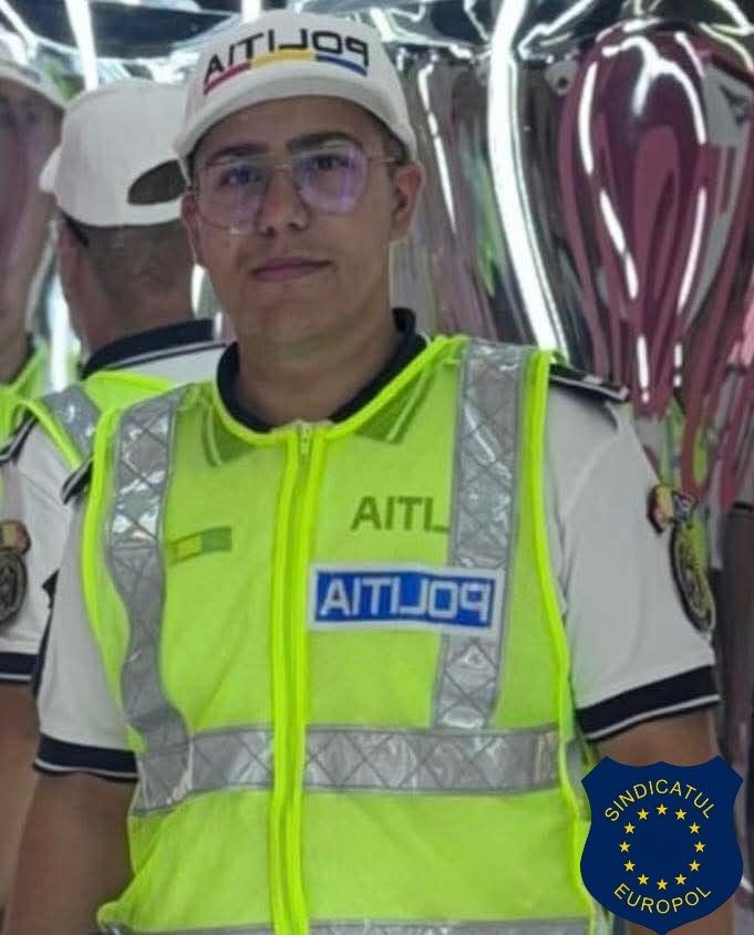 Agentul Pătru Victoraș &icirc;mbrăcat &icirc;n uniforma de poliție, cu vesta reflectorizantă pe el și cu șapcă albă &icirc;n cap