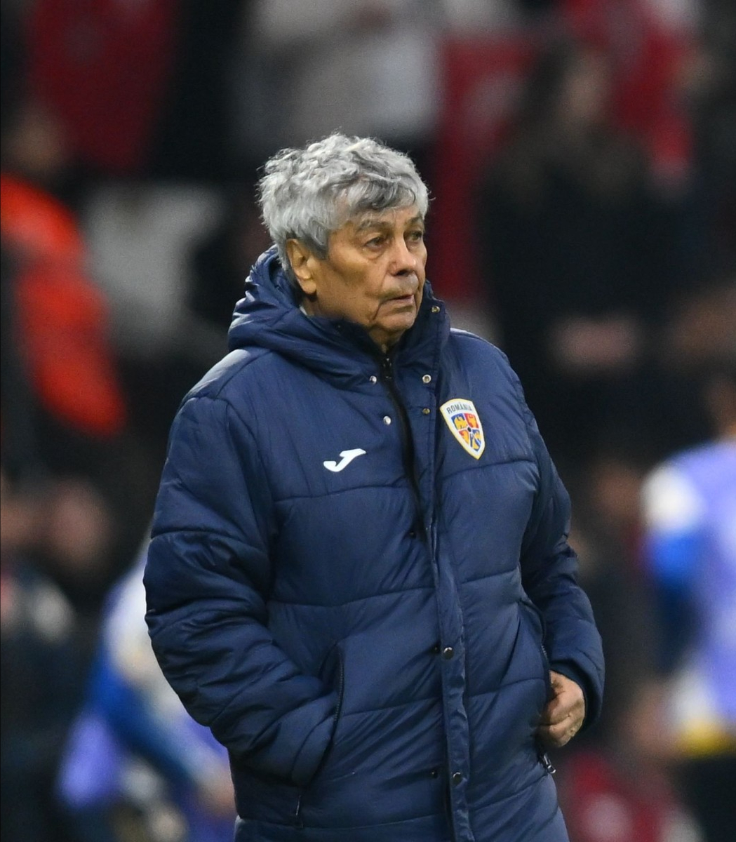 Mircea Lucescu pe teren, cu m&acirc;inile &icirc;n buzunar, &icirc;n timp ce era &icirc;mbrăcat &icirc;ntr-o geacă lungă și groasă, cu emblema echipei naționale a Rom&acirc;niei