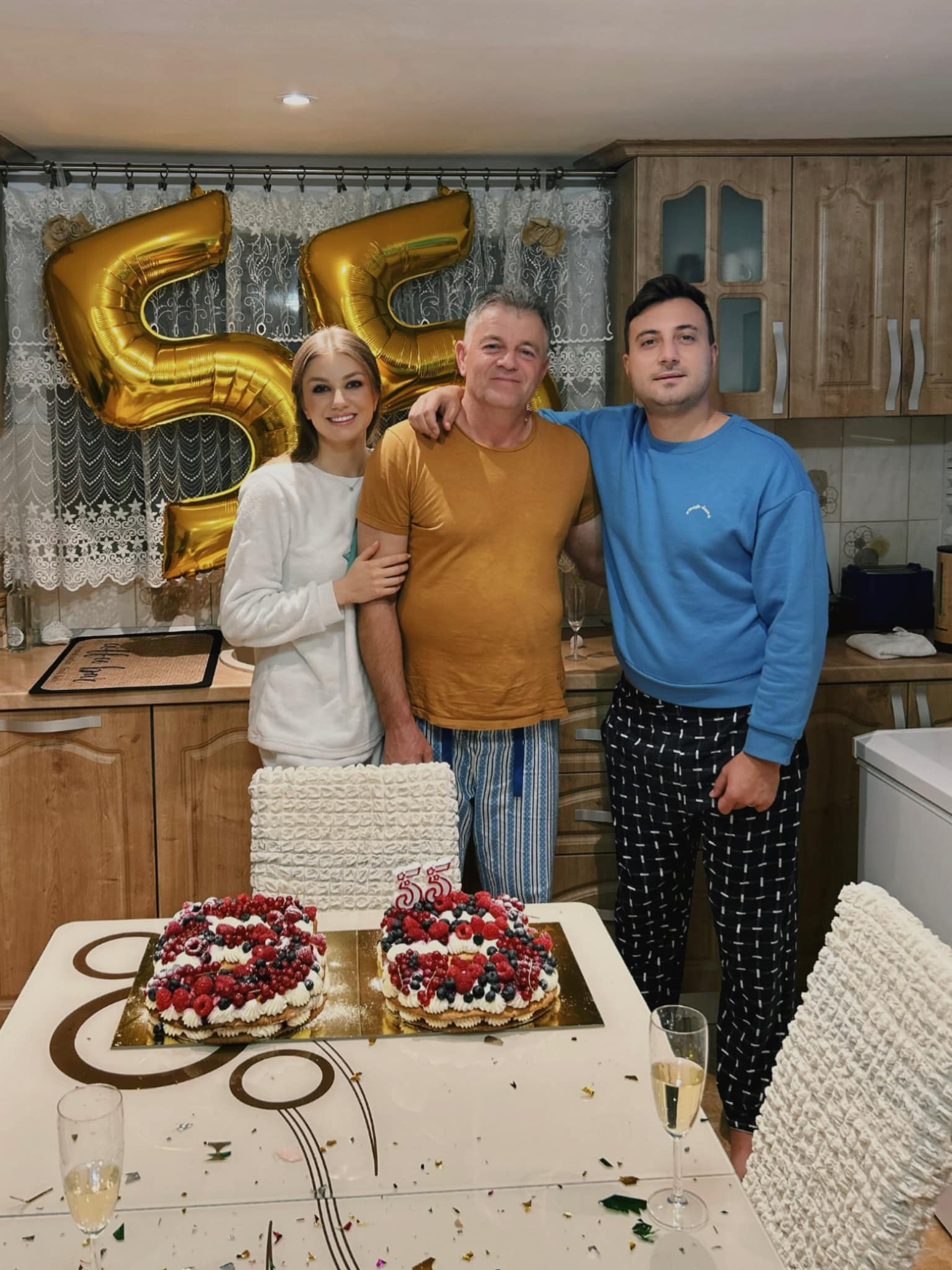 Codruța Filip și Valentin Sanfira alături de tatăl artistei, de ziua lui de naștere, fotografiindu-se &icirc;mpreună, &icirc;mbrățișați, l&acirc;ngă tortul aniversarr