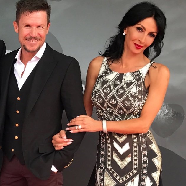 Mihaela Rădulescu țin&acirc;ndu-l de braț pe Felix Baumgartner, la un eveniment public, unde s-au prezentat &icirc;n ținute asortate, fiind am&acirc;ndoi &icirc;mbrăcați &icirc;n negru, alb și auriu