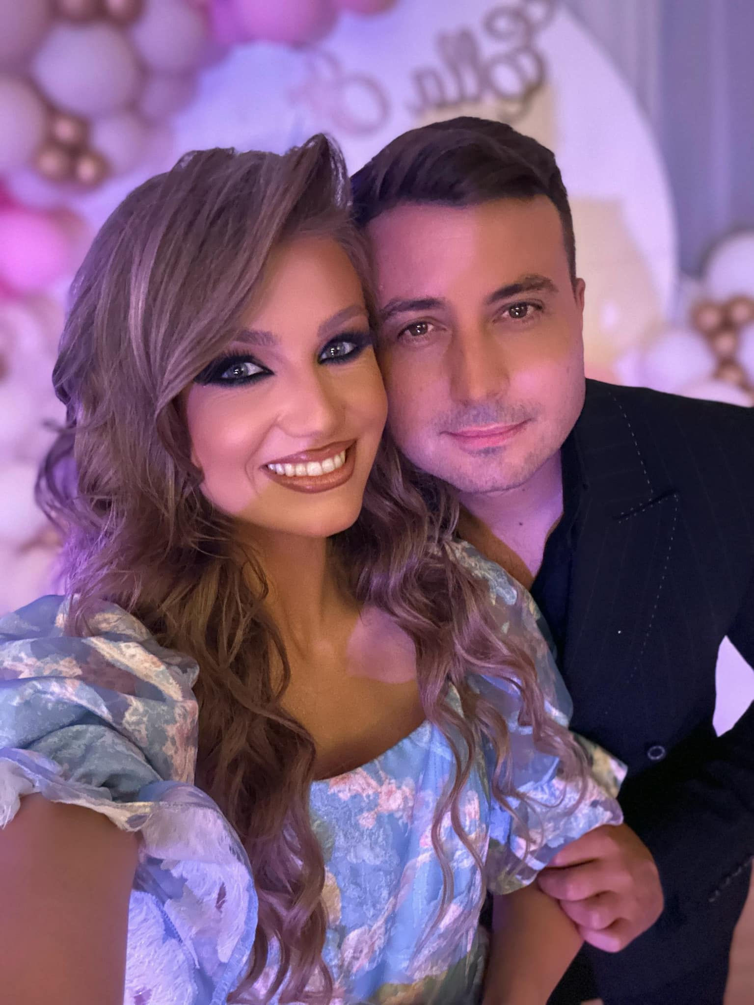 Codruța Filip și Valentin Sanfira &icirc;mbrăcați elegant la un eveniment, st&acirc;nd cu fețele lipite &icirc;n timp ce &icirc;și făceau o poză &icirc;mpreună