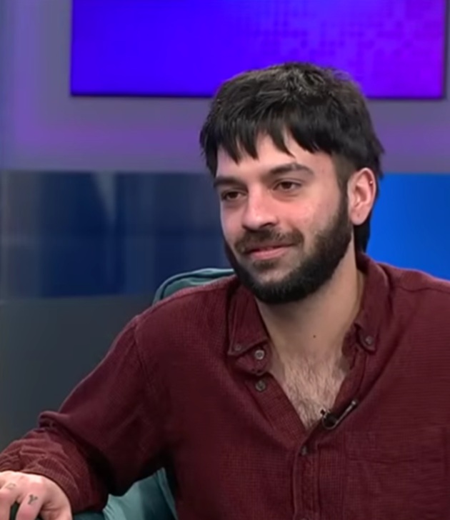 David Pușcaș st&acirc;nd pe fotoliu &icirc;n platoul emisiunii Viața fără filtru de la Antena Stars, &icirc;mbrăcat &icirc;ntr-o cămașă maro