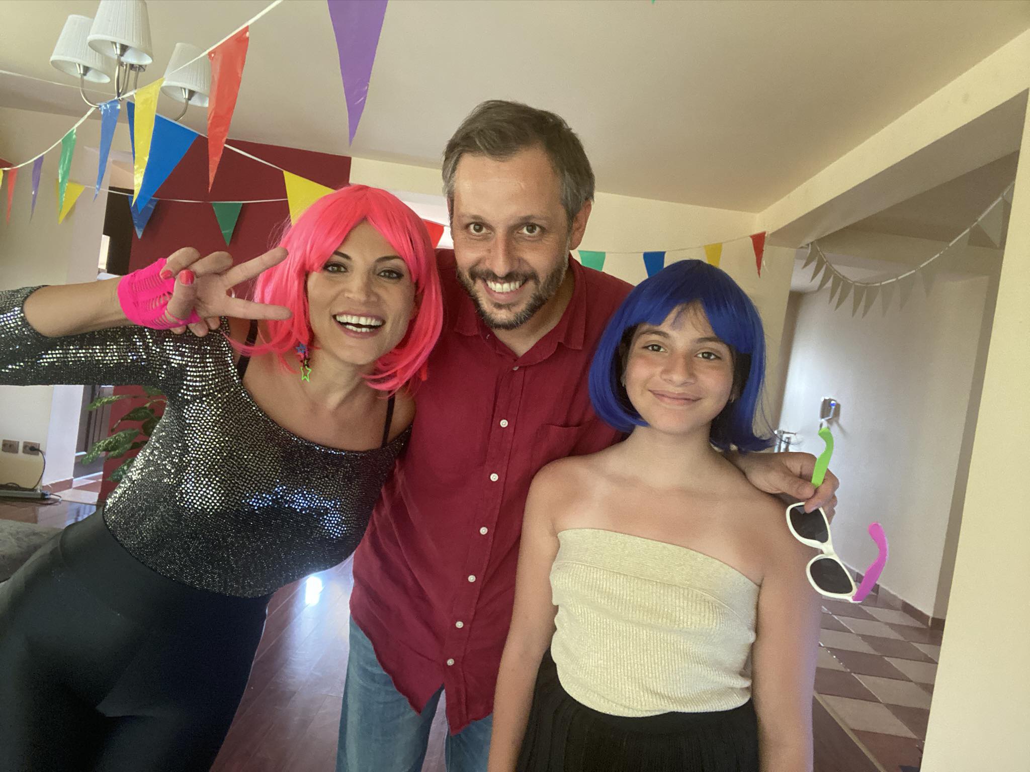 Ioana Ginghină și fiica ei, Ruxandra Papadopol, alături de actualul soț al actriței, la petrecerea lui aniversară, unde ele au purtat peruci