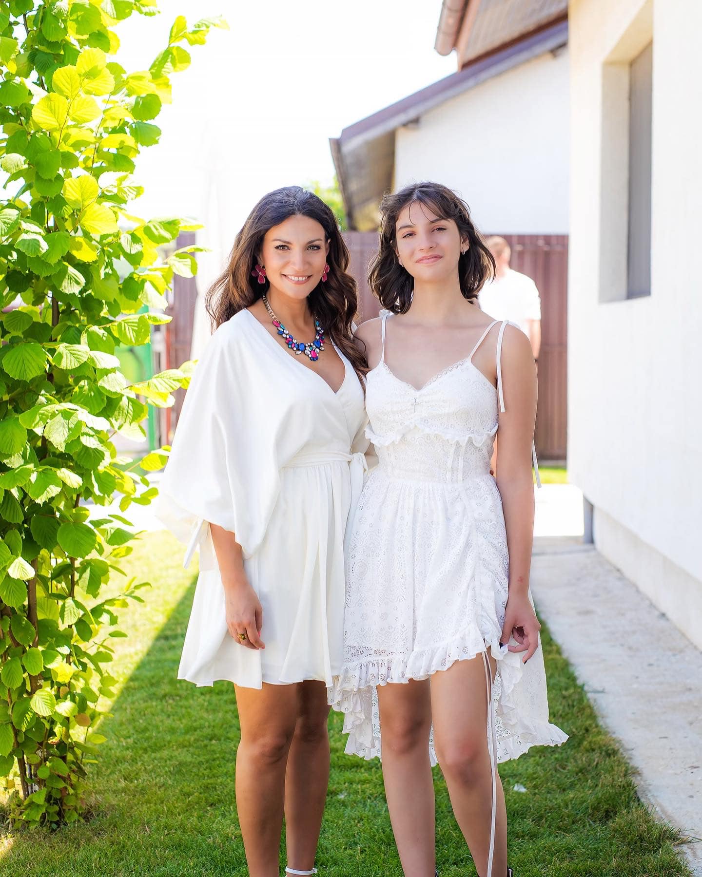 Ioana Ginghină și fiica ei, Ruxandra Papadopol, &icirc;n grădina casei lor, &icirc;mbrăcate am&acirc;ndouă &icirc;n rochii albe, de petrecere