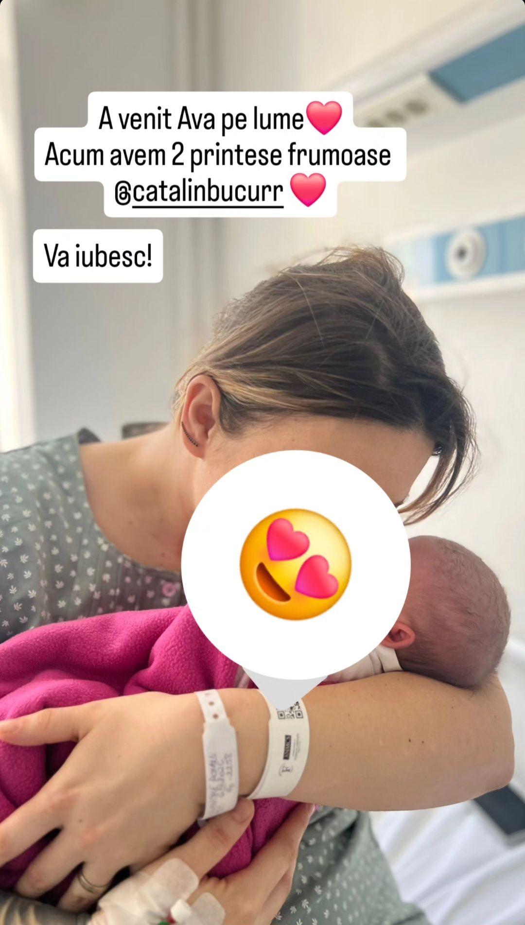 Roxana Blenche pe patul de spital, ținând-o în brațe pe Ava, a doua ei fiică