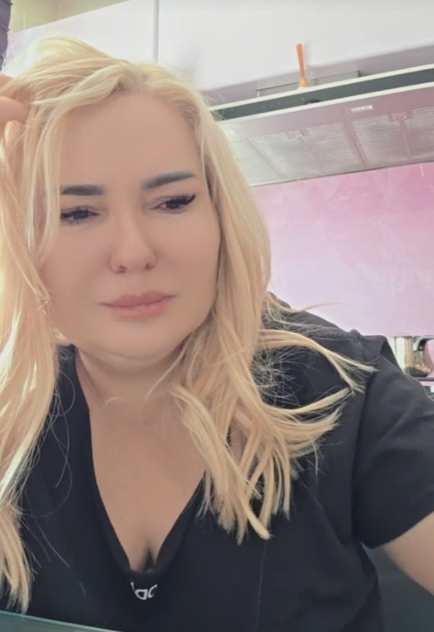 Viorica de la Clejani &icirc;n lacrimi, &icirc;ntr-un videoclip pe TikTok, &icirc;n timp ce era &icirc;mbrăcată &icirc;n negru și vorbea despre situația grea &icirc;n care se află fiul ei