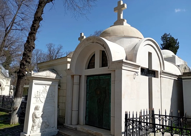 &nbsp;Cavoul familiei Lucescu din Cimitirul Bellu, &icirc;n care va fi &icirc;nmorm&acirc;ntat și Mircea Lucescu