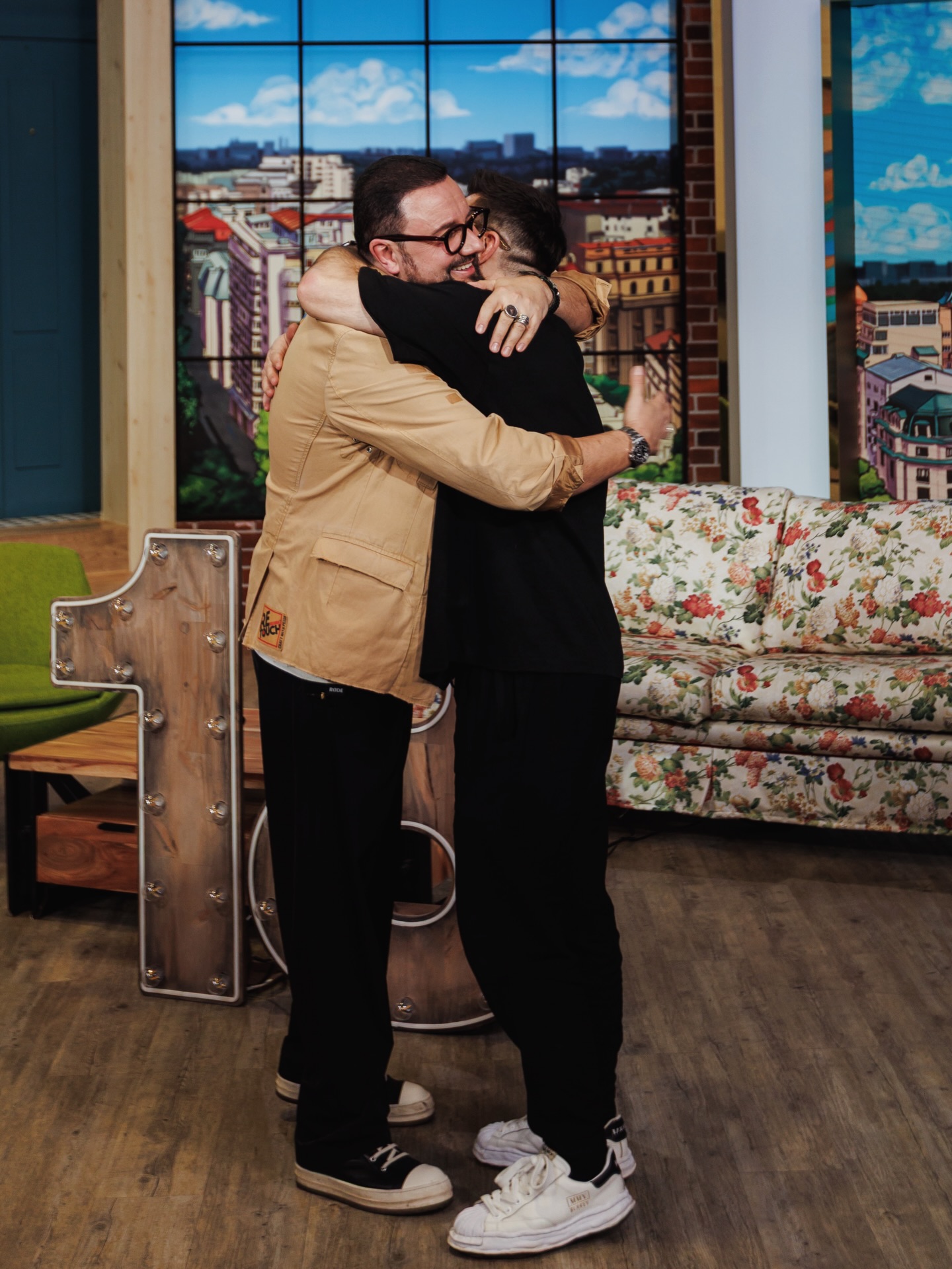 Cătălin Măruță &icirc;mbrățiș&acirc;ndu-l str&acirc;ns pe Radu Ciucă, &icirc;n ultima ediție a emisiunii &bdquo;La Măruță&rdquo;, &icirc;n fața celebrei canapele care a consacrat emisiunea de la ProTV