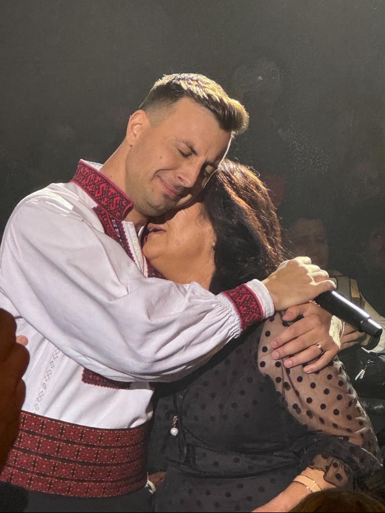 Valentin Sanfira pl&acirc;ng&acirc;nd și &icirc;mbrățiș&acirc;nd-o pe mama lui, pe scenă, &icirc;n timpul unui concert
