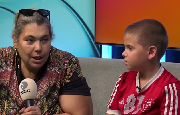 Ioana Tufaru și fiul ei, Luca, pe canapea &icirc;n timpul emisiunii &bdquo;Online Story by Cornelia Ionescu&rdquo;