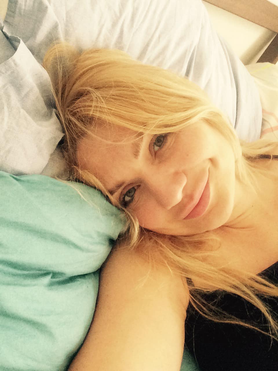 Cristina Cioran făc&acirc;ndu-și un selfie st&acirc;nd &icirc;n pat, nemachiată, &icirc;mbrăcată &icirc;ntr-un maiou negru