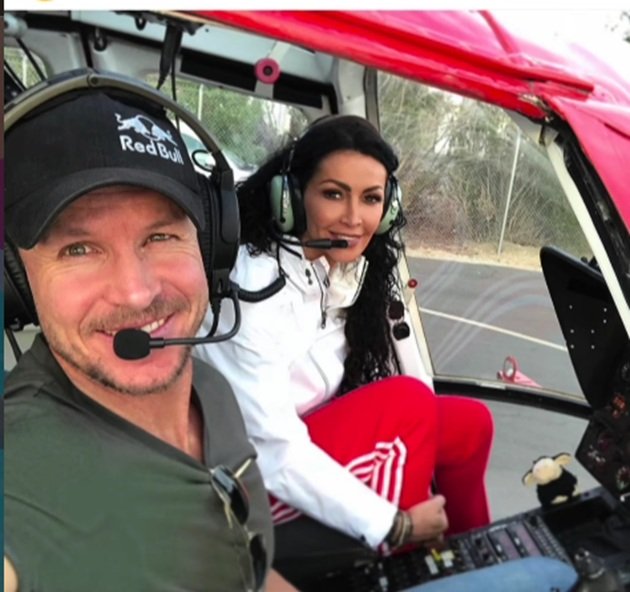 Mihaela Rădulescu și Felix Baumgartner &icirc;mpreună &icirc;ntr-un elicopter, purt&acirc;nd am&acirc;ndoi căști și microfon 