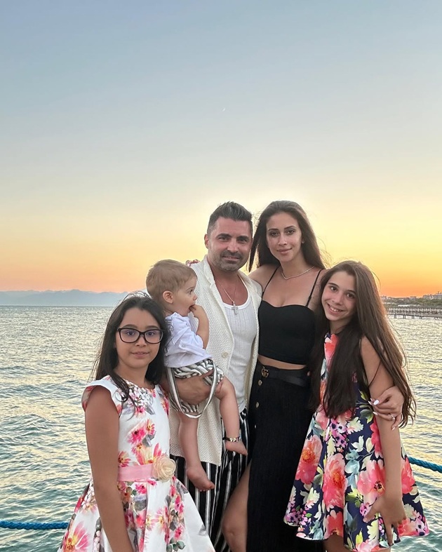 Pepe alături de soția sa, Yasmine Pascu, și de cei trei copii mai mari, la mare, st&acirc;nd &icirc;mbrățișați