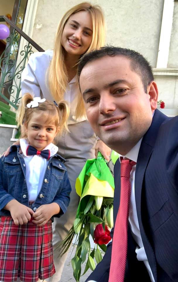Emilia Dorobanțu alături de fostul soț și de fiica lor, &icirc;n prima zi de grădiniță a acesteia, la grupa mijlocie.