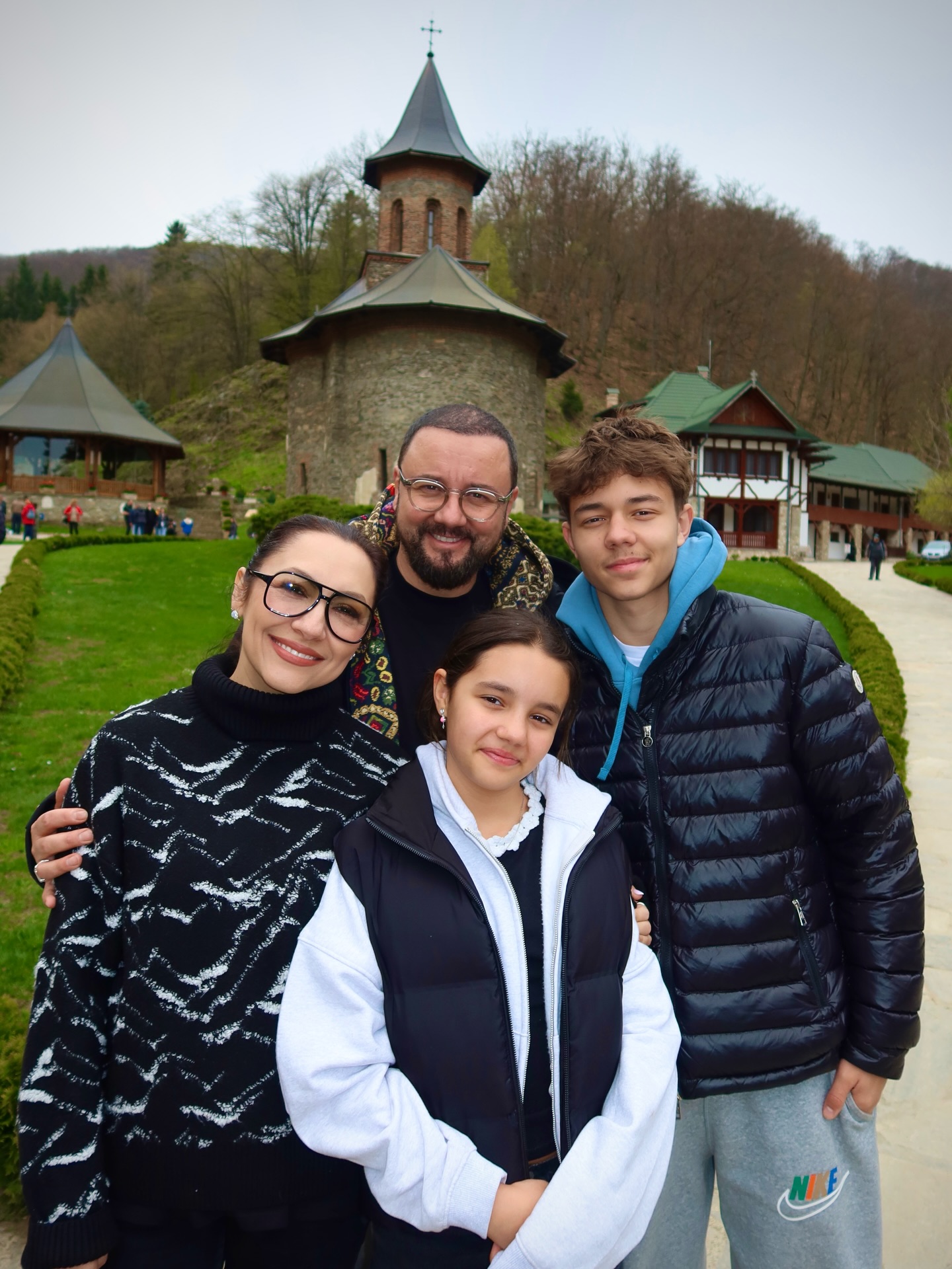 Andra și Cătălin Măruță alături de copiii lor, Eva și David, &icirc;ntr-o &icirc;mbrățișare de grup, la Mănăstirea Prislop, unde se află morm&acirc;ntul lui Arsenie Boca