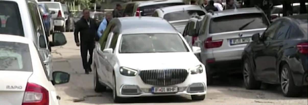 Imagine surprinsă &icirc;n timă ce familia lui David &icirc;i ridică trupul ne&icirc;nsuflețit de la INML, &icirc;ntr-o mașină albă