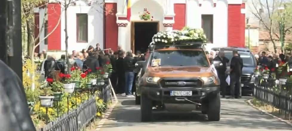 Imagine surprinsă la &icirc;nmorm&acirc;ntarea lui Mihai, t&acirc;nărul mort &icirc;n accidentul din Snagov, cel care se afla la volanul mașinii