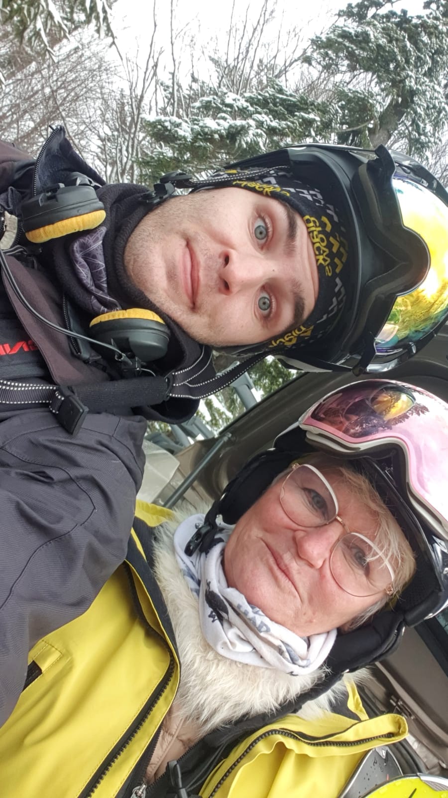 Monica Tatoiu și fiul ei la munte, &icirc;mbrăcați gros, cu geci de iarnă și purt&acirc;nd căști de protecție pe cap