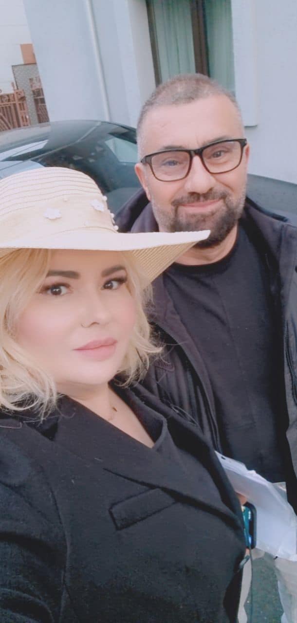 Viorica și Ioniță de la Clejani, făc&acirc;ndu-și un selfie &icirc;n timp ce erau am&acirc;ndoi &icirc;mbrăcați &icirc;n negru, iar artista purta o pălărie pe cap