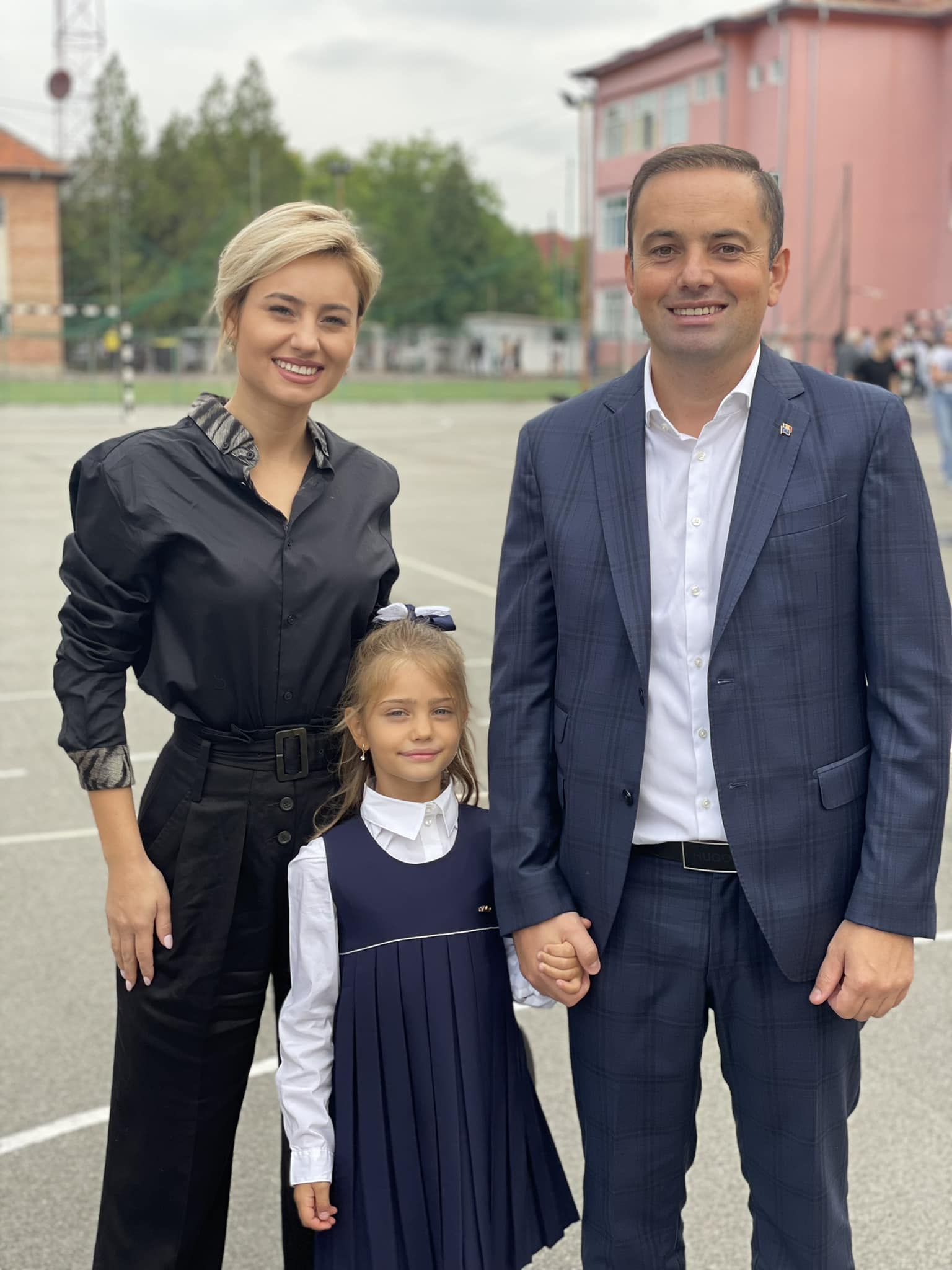 Emilia&nbsp;Dorobanțu alături de fostul soț și de fiica lor, &icirc;n prima zi de școală, &icirc;n timp ce fetița era &icirc;mbrăcată &icirc;n uniformă, iar ei purtau haine asortate cu ținuta ei