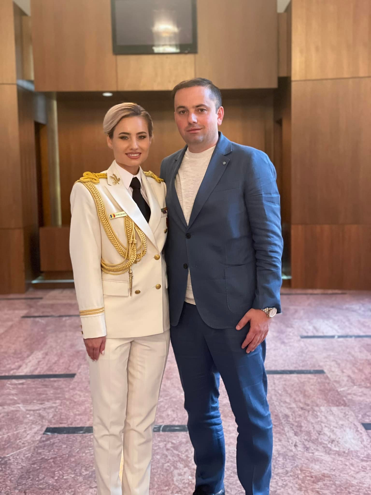 Emilia&nbsp;Dorobanțu alături de fostul soț, &icirc;n timp ce ea era &icirc;mbrăcată &icirc;n costum alb, iar el &icirc;n costum bleumarin