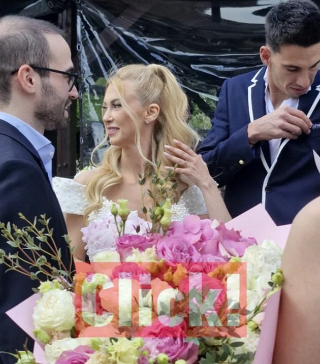 Andreea Bălan și Victor Cornea &icirc;n ziua cununiei civile, ea &icirc;n rochie albă cu umerii goi, iar el &icirc;n sacou bleumarin și cămașă albă