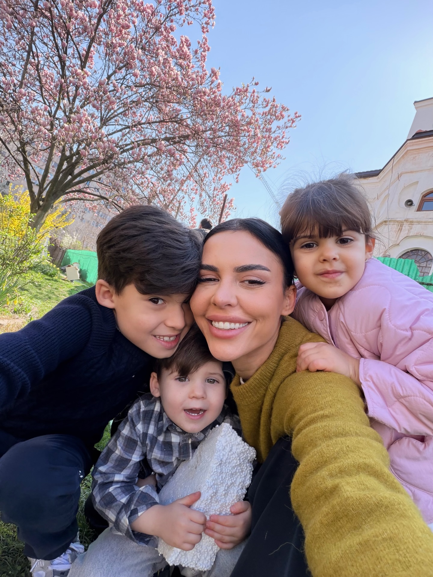 Andreea Popescu făc&acirc;ndu-și o fotografie &icirc;n parc, alături de cei trei copii pe care &icirc;i are din mariajul cu Rareș Cojoc
