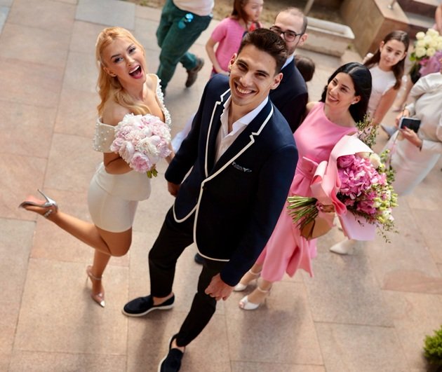 Andreea&nbsp;Bălan&nbsp;și Victor Cornea la Starea Civilă, alături de apropiații lor, &icirc;n timp ce ea ținea &icirc;n m&acirc;nă un buchet de bujori roz