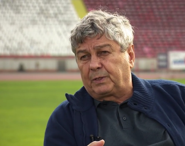 Mircea Lucescu st&acirc;nd pe scaun, pe stadion, &icirc;n timpul unei discuții cu Cornel Dinu