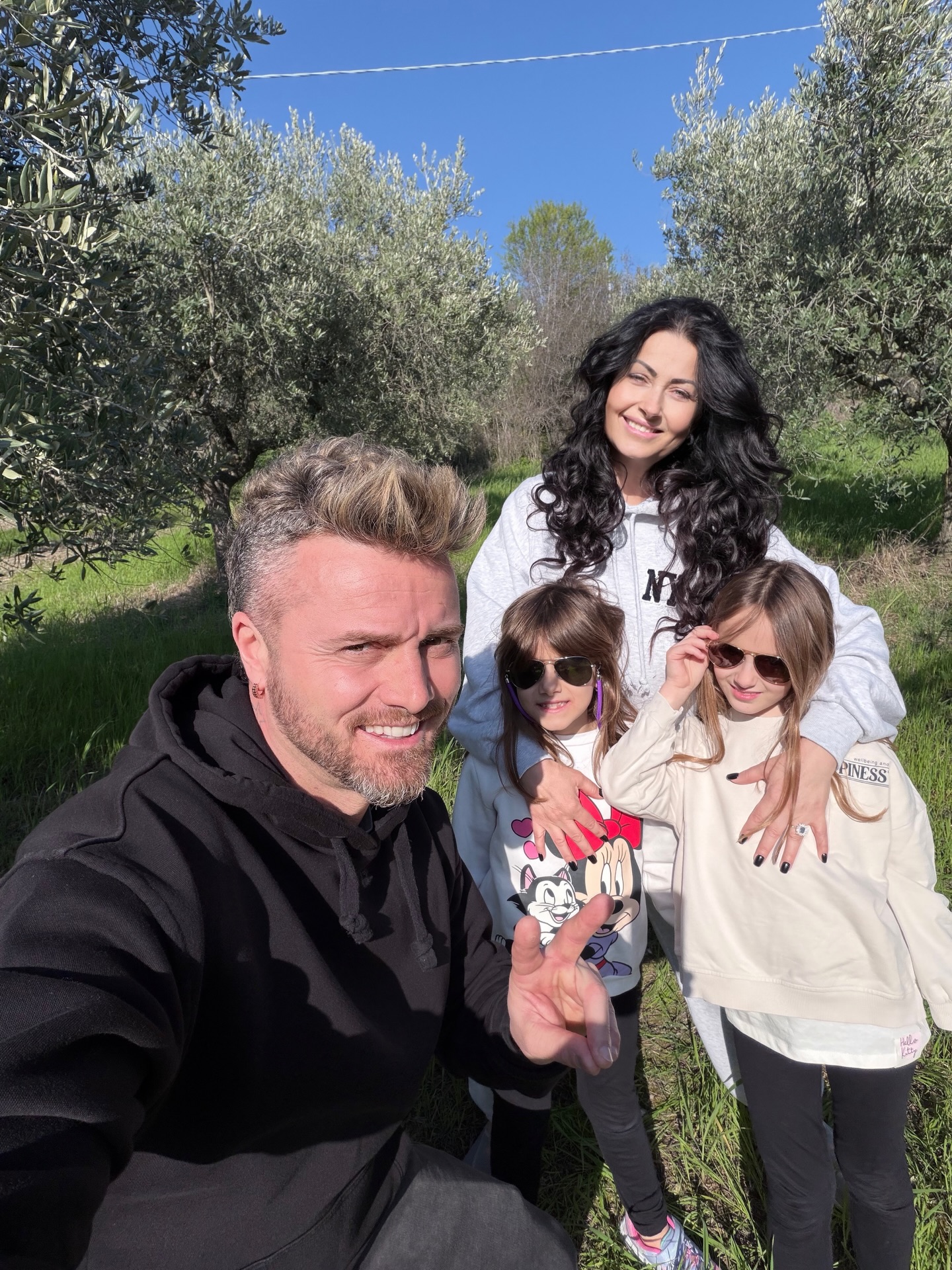 Gabriela Cristea alături de Tavi Clonda și de fiicele lor, bucur&acirc;ndu-se de natură și de soare, &icirc;n timp ce fetițele purtau ochelari de soare