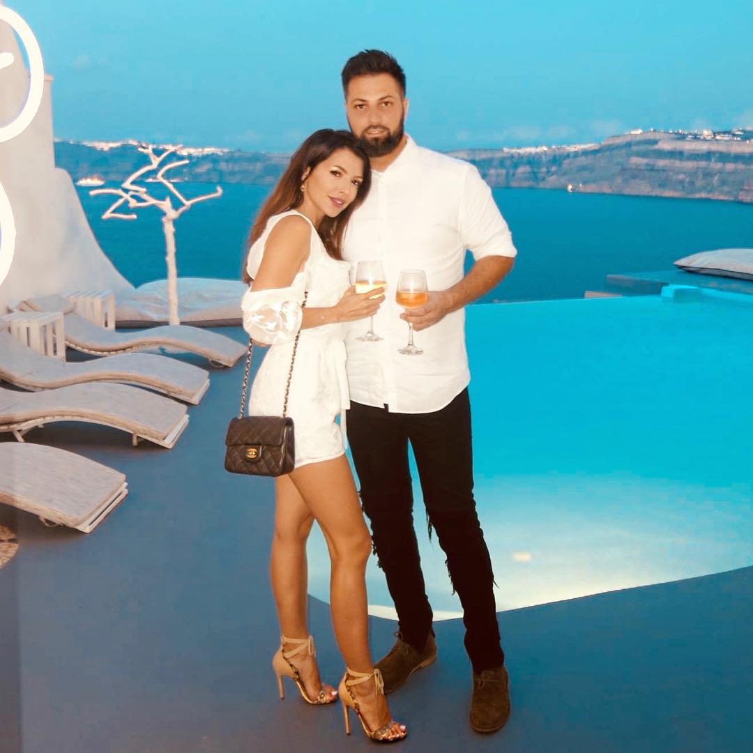 Celia aplec&acirc;ndu-și capul pe umărul soțului ei, Ardeli&nbsp;Ancuța, &icirc;n timp ce țineau am&acirc;ndoi niște pahare &icirc;n m&acirc;nă și se relaxau la piscină, &icirc;n timpul unei vacanțe