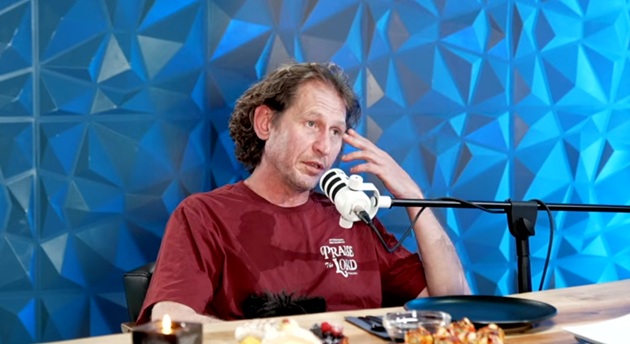 Mircea Solcanu st&acirc;nd la masă, &icirc;n cadrul podcastului lui Mircea Solcanu