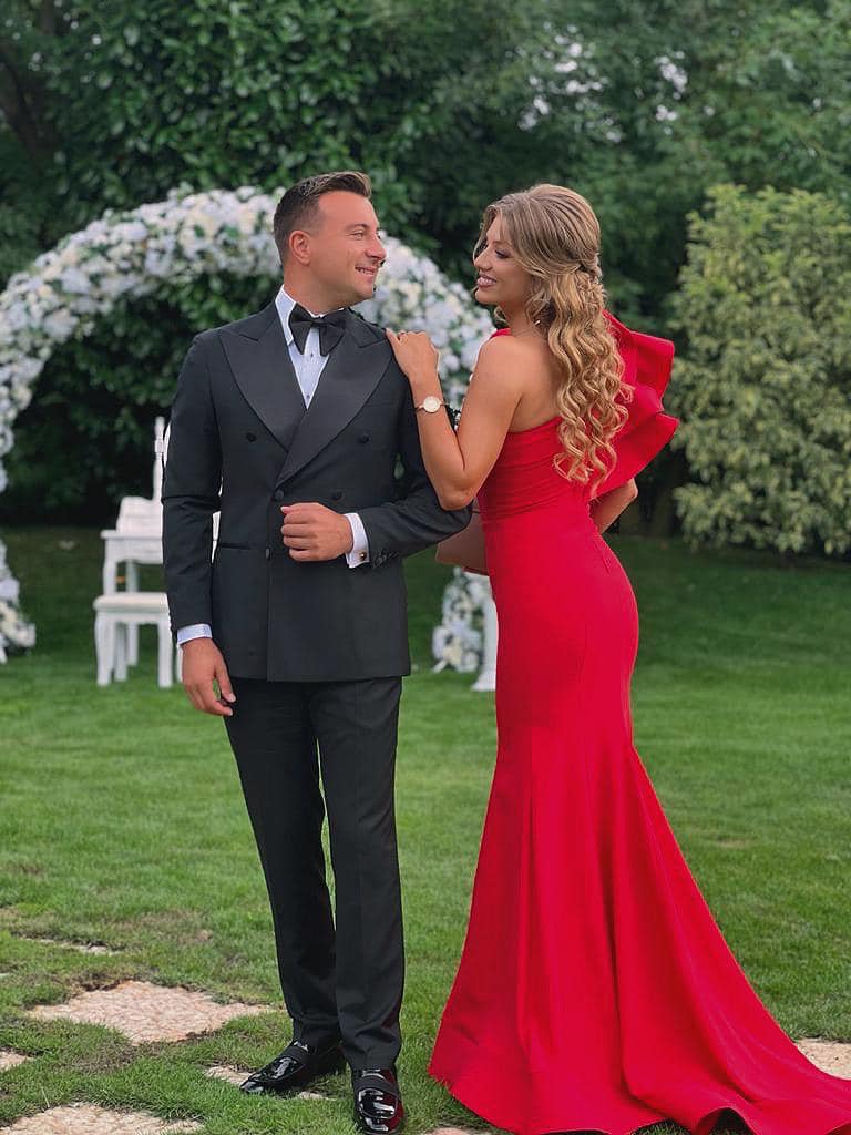 Valentin&nbsp;Sanfira&nbsp;și Codruța Filip &icirc;n costum negru, respectiv rochie roșie cu trenă, extrem de eleganți la un eveniment