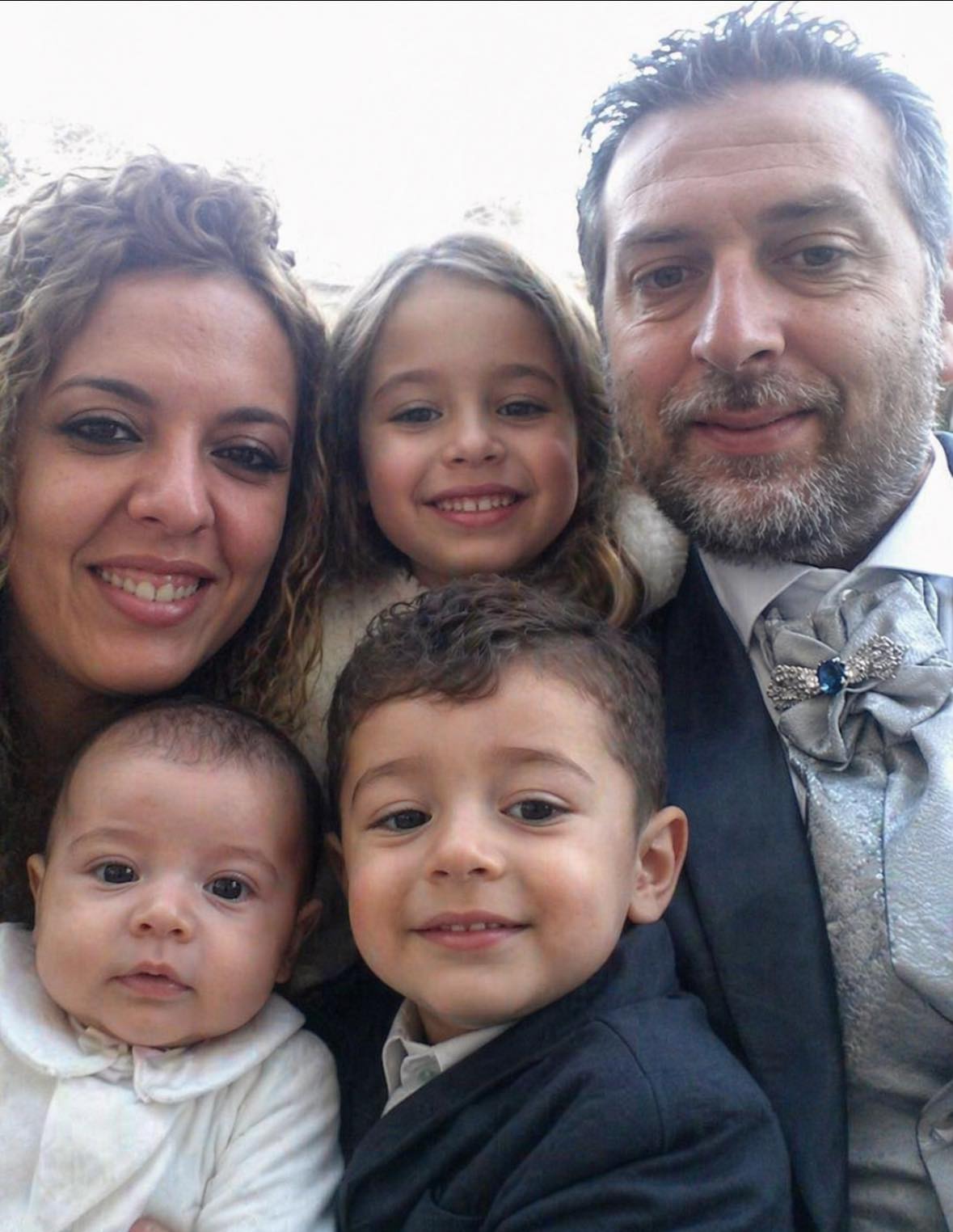 Tablou de familie cu Anna&nbsp;Democrito alături de soț și de copiii lor, portretul unei familii fericite, surprins &icirc;n timp ce erau toți &icirc;mbrăcați elegant pentru un eveniment