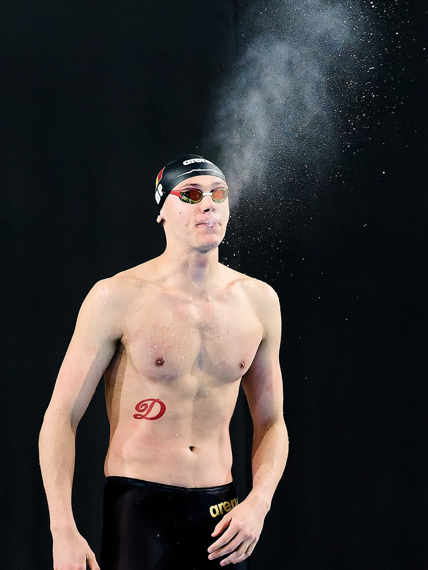 David Popovici la Campionatul Național de &Icirc;not 2026 scuip&acirc;nd apa care i-a intrat &icirc;n gură &icirc;n bazin, &icirc;n timpul probei pe care a c&acirc;ștgat-o