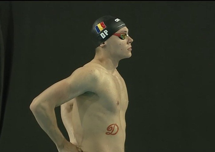 David Popovici la Campionatul Național de &Icirc;not 2026, proaspăt ieșit din apă, cu tatuajul semipermanent la vedere