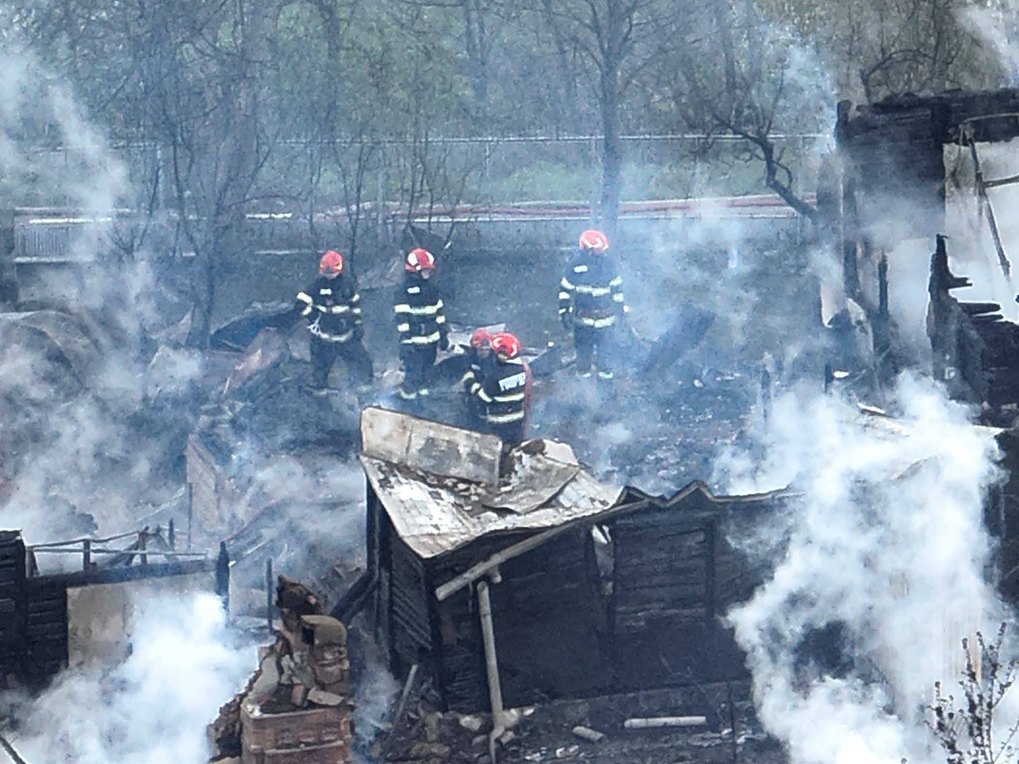 Imagine surprinsă &icirc;n timp ce pompierii se luptau să lichideze incendiul devastator din satul Rucăreni, comuna Soveja