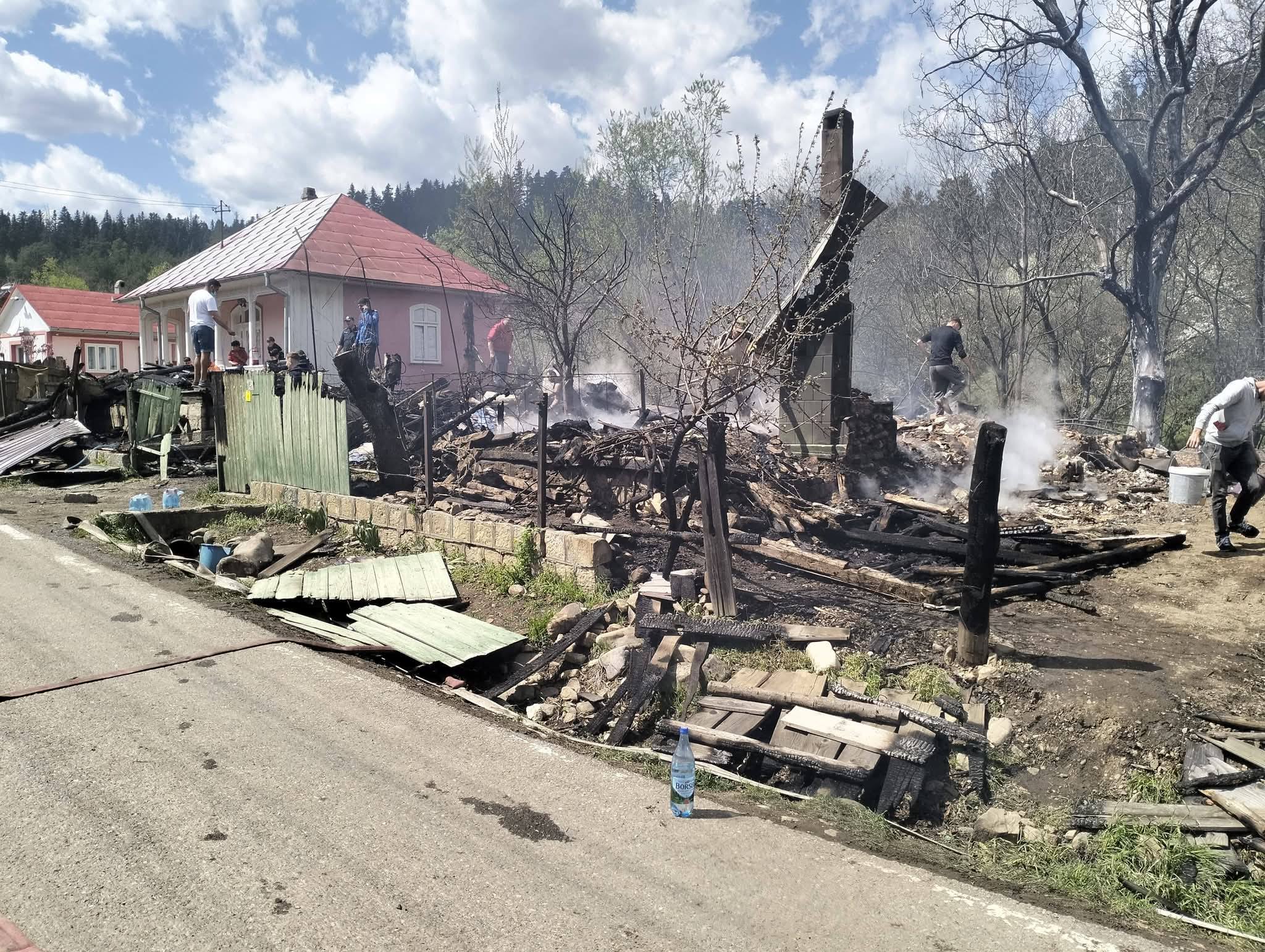 Imagine surprinsă după stingerea flăcărilor &icirc;n satul Rucăreni, comuna Soveja