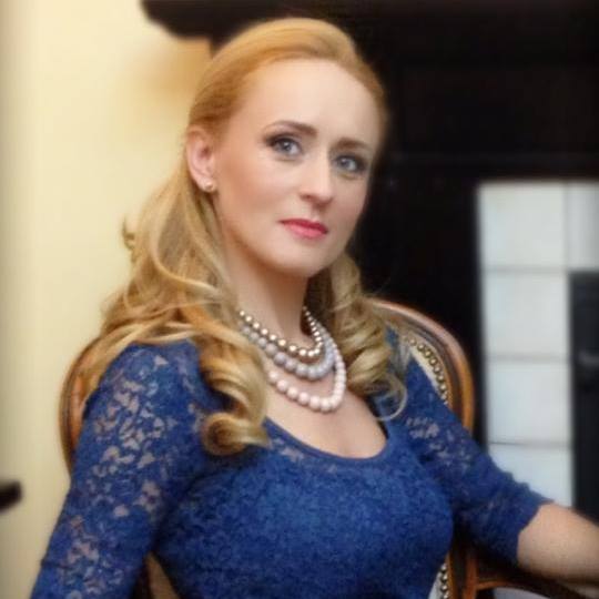Mihaela&nbsp;Grindeanu elegantă la un eveniment, &icirc;mbrăcată &icirc;ntr-o rochie albastră din dantelă, purt&acirc;nd un colier din mărgele pe mai multe r&acirc;nduri