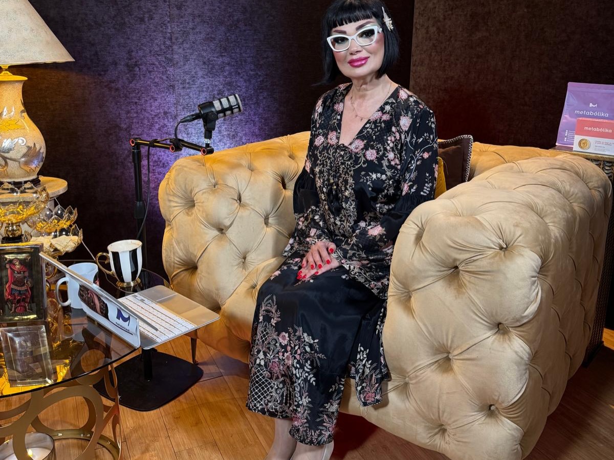 Ozana&nbsp;Barabancea st&acirc;nd pe un fotoliu mare de catifea, de culoare bej, țin&acirc;ndu-și m&acirc;inile pe picioare, &icirc;n timp ce purta o rochie neagră, lungă, cu flori și avea unghiile făcute cu roșu